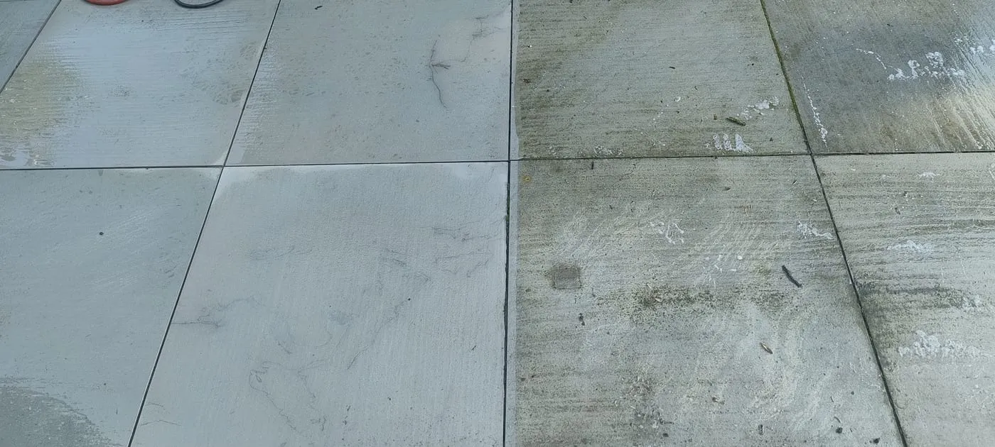 Terrassenplatten zur Hälfte gereinigt — links aufbereitet, rechts mit Grünbelag und Verschmutzung
